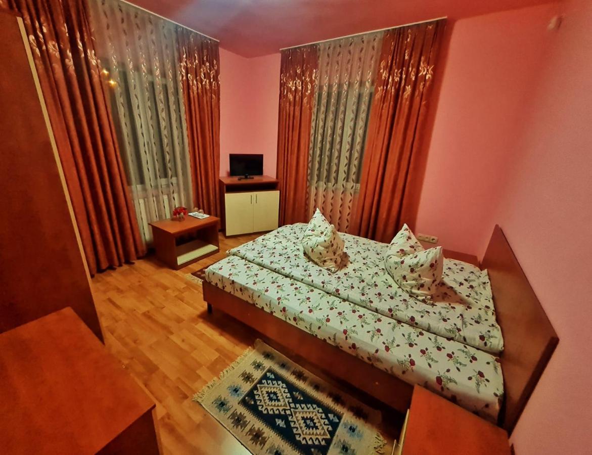 Pensiunea Sanziana Hotell Oradea Exteriör bild
