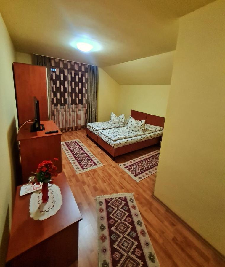 Pensiunea Sanziana Hotell Oradea Exteriör bild